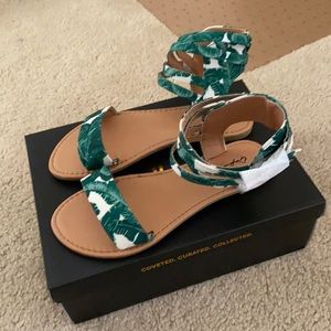 BNWB Banana leaf print sandals